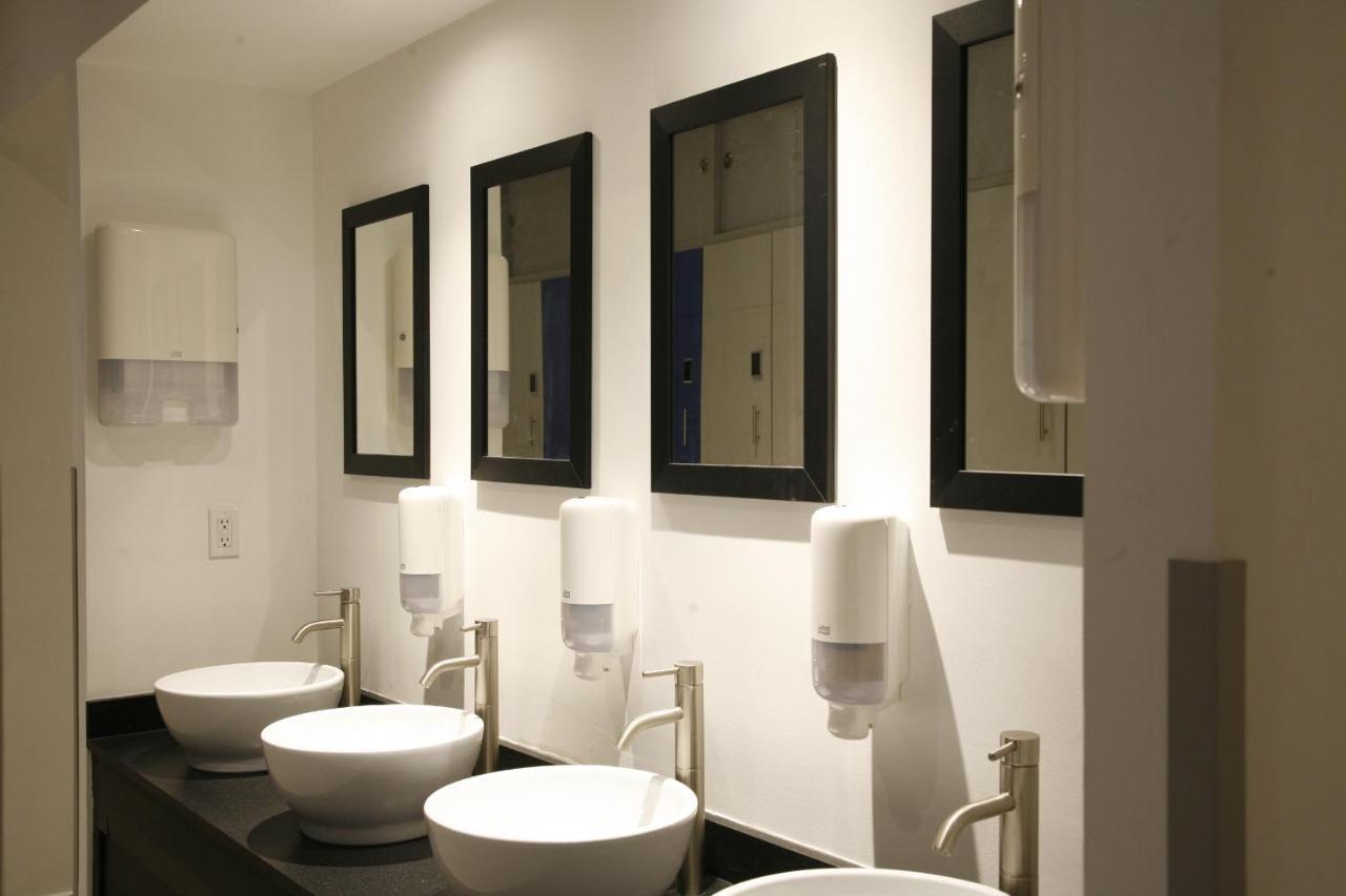 Izzzleep Aeropuerto Terminal 1 Capsule hotel Mexico City