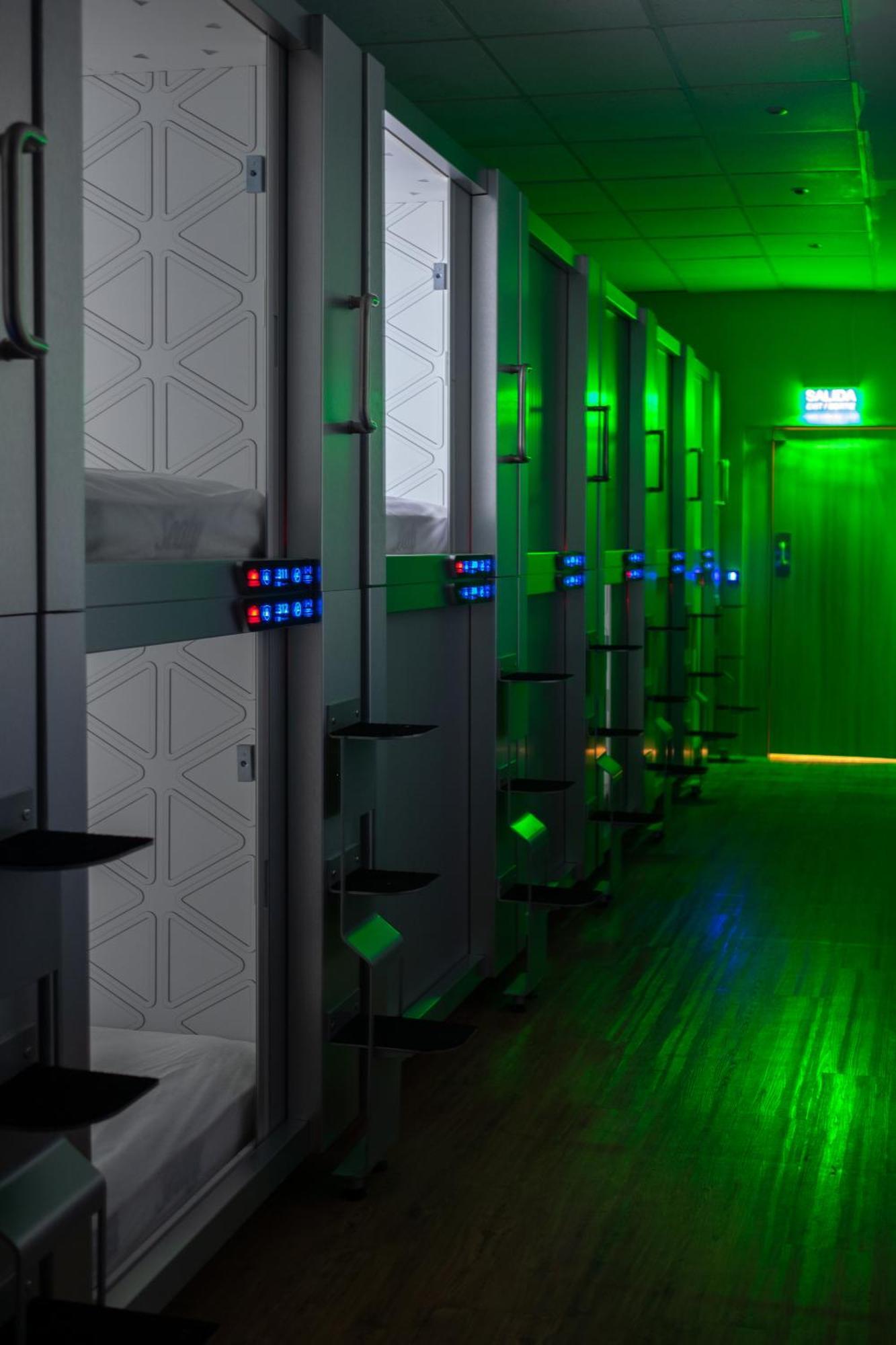 Capsule hotel Izzzleep Aeropuerto Terminal 1 3*