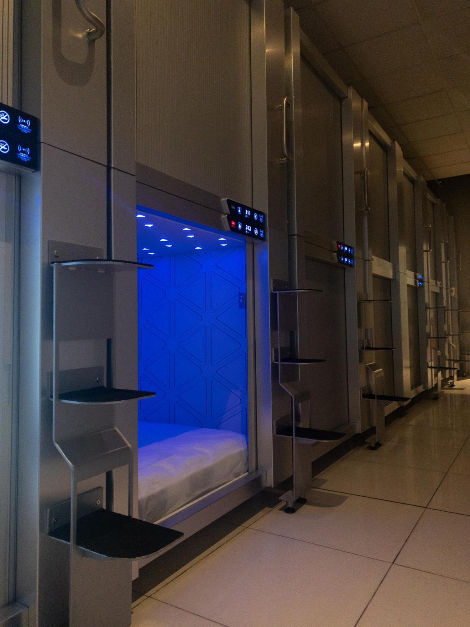 Capsule hotel Izzzleep Aeropuerto Terminal 1 Mexico City
